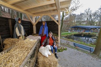 Glänzelmühle in Waldenburg: Warum der Hüttenzauber am vierten Adventswochenende auch eine Geschichtsstunde bedeutet - Heike Hainisch lädt zum Hüttenzauber an die Glänzelmühle ein. Dort steht eine Weihnachtskrippe.
