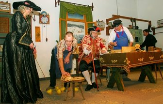 Gläsel-Chronik: Literarisches Langzeitprojekt geht weiter - Aus dem Gläsel-Nachlass brachte das Theaterdorf Zwota 2013 das Stück "Ban Girg" auf die Bühne. Eine Szene mit Andrea Meisel, Danilo Kaune, Rolf Bach, Peter Leonhardt und Rico Schneider (von links).