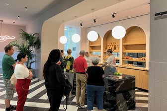 Gläserne Bäckerei auf dem Chemnitzer Kaßberg geöffnet - Kurz nach 8 Uhr am Eröffnungstag: Die Kunden stehen Schlange.