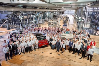 „Gläserne Manufaktur“ Dresden produziert den letzten VW: Diese Promis haben dort ihre Autos bestellt - Mitarbeiter der Gläsernen Manufaktur in Dresden haben am Dienstag den letzten VW aus ihrer Produktion verabschiedet, einen elektrisch betriebenen ID.3. Das Prestigeobjekt soll zum Innovationszentrum umgebaut werden.