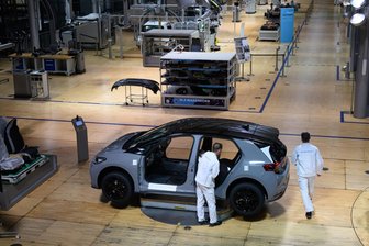 Gläserne Manufaktur in Dresden öffnet wieder: Wie VW Besucher faszinieren will, ohne Autos zu bauen - Blick in die Details des Fahrzeugbaus: Die Gläserne Manufaktur in Dresden empfängt wieder Besucher.
