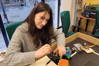 Gläsernes Klassenzimmer in Zwickauer Fußgängerzone: Auch für internationale Besucher eine gute Adresse - Georgina bringt kleinen Robotern das Laufen und noch viel mehr bei.