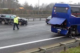 Glätte auf der A2: Bis zu 15 Fahrzeuge in Unfall verwickelt -