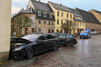 Glätte führt zu Chaos in Mittelsachsen: Unfälle und ein Todesopfer in Garnsdorf - Auf dem Kopfsteinpflaster Mühlstraße in der Innenstadt von Roßwein war es am Montagmorgen zu einem Glätteunfall mit mehreren Fahrzeugen gekommen. Zwei Kinder wurden Berichten zufolge vorsorglich in eine Klinik gebracht.