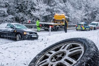 Glätte führt zu Unfällen und Verkehrsbehinderungen - 