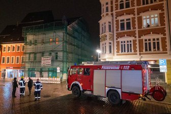 Glätte: Linienbus rutscht auf Mittweidaer Markt gegen Hauswand und Baugerüst - Am Samstagabend ist ein Linienbus am Mittweidaer Markt gegen eine Hauswand und ein Gerüst gerutscht.