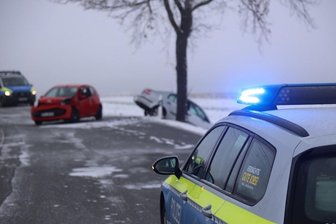 Glätte: Pkw landet zwischen Rossau und Frankenberg im Straßengraben - 