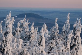 Glätte, Schnee und Sturm: So ungemütlich wird das Silvester-Wetter in Sachsen - Frost und Schnee auf dem Fichtelberg: Hier ändert sich in den kommenden Tagen wenig. Es komt höchstens neuer Schnee hinzu. Und Sturm.