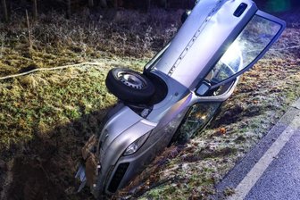 Glätte sorgt für mehrere Unfälle in Sachsen - A 4 zeitweise voll gesperrt - Dieser Wagen hatte sich bei Grünhain überschlagen.