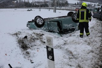 Glätte-Unfälle im Erzgebirge fordern die Polizei: Mehrere Verletzte und zehntausende Euro Schaden - In Schwarzenberg landete ein Auto auf dem Dach. Die Fahrerin war der winterlichen Fahrbahn von der Straße abgekommen.