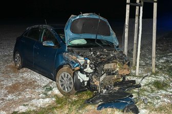 Glätte-Unfall auf B 169 bei Greifendorf: Auto überschlägt sich mehrfach - Am Donnerstagabend überschlug sich dieser Pkw auf der B 169 kurz vor Greifendorf.