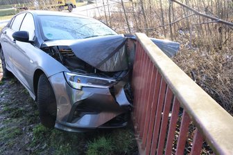 Glätte-Unfall in Merzdorf: Auto kracht gegen Geländer - Der Opel hat ein Brückengeländer im Lichtenauer Ortsteil Merzdorf gerammt.