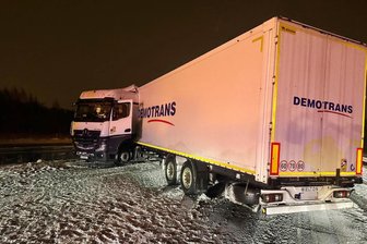 Glätteunfälle auf der A 4 und A 72 bei Chemnitz: Brummifahrer kommt riskantes Überholmanöver teuer zu stehen - Hätte er den Winterdienst seine Arbeit machen lassen, wäre es wohl nicht zu diesem Unfall gekommen.