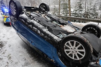 Glätteunfälle im Erzgebirge – Zwei Autos landen auf dem Dach - Die winterlichen Fahrbahnbedingungen wurden diesem Ford-Fahrer am Donnerstagnachmittag in der Wehrkurve Breitenbrunn zum Verhängnis.