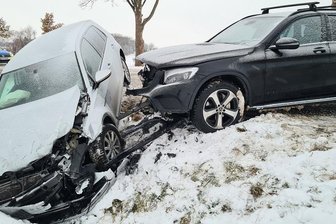 Glätteunfälle im Landkreis Zwickau: B 173 bei Schönfels gesperrt - Die B 173 zwischen Schönfels und Altrottmannsdorf ist seit 7.25 Uhr voll gesperrt. Nach Angaben der Polizei sind dort ein VW, ein Ford und ein Mercedes kollidiert.