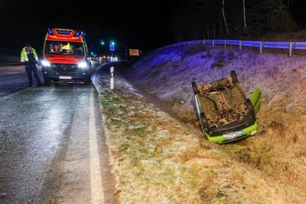 Glätteunfall auf Autobahnzubringer in Westsachsen: Fahrzeug überschlägt sich - Das Unfallfahrzeug landet am Samstagabend auf dem Dach im Seitengraben. Ursache war die spiegelglatte Straße.