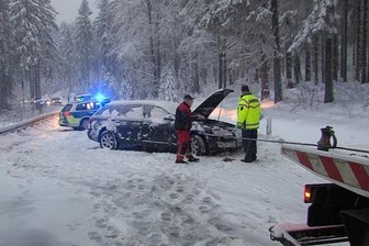 Glätteunfall bei Schöneck: Audi rutscht in Lkw -