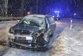 Glätteunfall bei Thum: Skoda kracht in Transporter - Ein Skoda wurde bei einem Unfall bei Thum beschädigt.