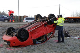 Glätteunfall: Ford überschlägt sich -