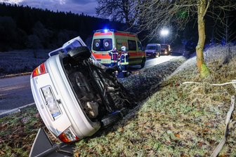 Glätteunfall im Erzgebirge: Auto überschlägt sich bei Grünhain - Mehrfach ereigneten sich am Montagmorgen Glätteunfälle im Erzgebirge. Bei Grünhain hat sich ein Opel überschlagen.