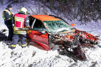 Glätteunfall im Erzgebirge: Ein Toter und mehrere Verletzte - Die Insassen des Audi erlitten schwerste Verletzungen. Der Fahrer des Wagens starb später im Krankenhaus.