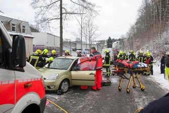 Glätteunfall im Erzgebirge mit einer Schwerverletzten - 
