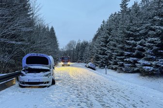 Glätteunfall im Vogtland: Auch ein Kind wird verletzt - Zu einem Glätteunfall kam es am Mittwoch auf der B 283 im Vogtland.