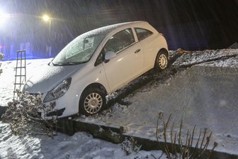 Der Opel rutsche einen kleinen Hang hinab und blieb dort stecken.