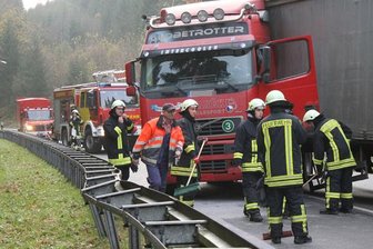 Glätteunfall: Lkw rutscht in Leitplanke - 