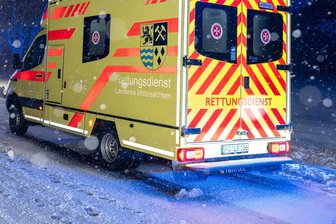 Glätteunfall mit Verletzten: Darum war die B 101 im Erzgebirge gesperrt - Zwei verletzte Personen wurden laut Polizei ins Krankenhaus gebracht (Symbolbild).