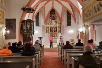 Gläubige beten für Frieden in der Ukraine - Beten für Frieden in der Ukraine: In der Flöhaer Georgenkirche haben sich am Montagabend etwa 50 Gläubige zusammengefunden. Die Friedensgebete soll es weiterhin geben.