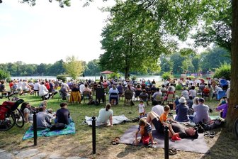 Gläubige feiern Gott bei Picknick am Schloßteich - Das schöne Wetter lockte etwa 200 Gläubige an den Schloßteich.