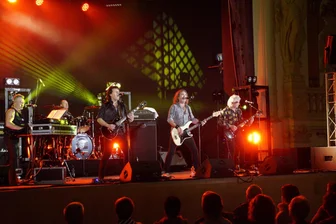 Glam-Rock von den Jukebox Heroes in der „Neuen Welt“ in Zwickau - Die Jukebox Heroes könnten das Rentenalter genießen, stehen aber immer noch mit Herzblut auf der Bühne.
