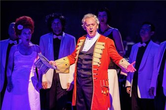 Glamour, Grazien, Glücksgefühle: Spitzenfestgala wird zur „Greatest Show“ - Musical-Star Chris Murray sang gemeinsam mit dem Opernchor des Theaters Plauen-Zwickau.