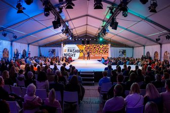 Glamour in Bildern: Exklusive Impressionen von der Zwickauer Fashion Night - Knapp 500 Besucher im ausverkauften Modezelt auf dem Zwickauer Hauptmarkt erlebten am Samstagabend die „Final Show“ der Fashion Night.