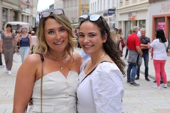 Glanz und Abbruch: Annaberger Modenacht findet kein friedliches Ende - Anna Koutsidis (links) und Katharina Walther wollten sich Inspirationen holen.