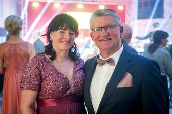 Glanz und Glamour im Erzgebirge: Das sagen Gäste zum ersten Olbernhauer Theaterball - Jana und Hendrik Seibt aus Gelenau waren das erste Mal bei einem Theaterball des Winterstein-Theaters.