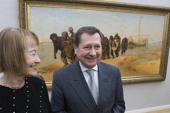 <p class="artikelinhalt">Der russische Botschafter Wladimir M. Grinin und die Generaldirektorin der Kunstsammlungen Chemnitz, Ingrid Mössinger vor dem Gemälde der Wolgatreidler. </p>