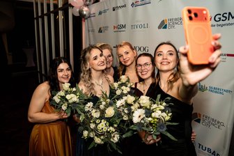 Glanzvoller Silberball: Wie Freiberg zu seiner neuen Silberstadtkönigin kam - Gruppenbild mit Siegerin: Freibergs nächste Silberstadtkönigin Emely Rausch (2.v.l.) und ihre Mitbewerberinnen nach der Wahl.