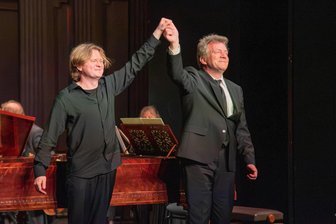 Glanzvolles Festkonzert zu Ehren Webers eröffnet den 29. Chursächsischen Sommer in Bad Elster - Die Pianisten Dmitry Ablogin (links) und Tobias Koch beim Konzert „Weber zu Ehren“.