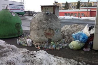 Glascontainer überfüllt - Probleme mit der Abholung an mehreren Standorten - 