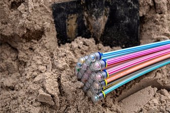 Glasfaser-Anschluss für 15.000 Haushalte in Zwickau - Die Telekom will in Zwickau mit viel Geld in den Breitband-Ausbau mittels Glasfaserkabeln investieren. Foto: Sina Schuldt/dpa/Archiv