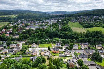 Glasfaser-Ausbau in Kurort im Erzgebirge: Zwischen Hoffnung, Frust und weißen Flecken - In Bad Schlema lässt die Telekom aktuell Leerrohre und nach Kundenwunsch auch Kabel einbringen.