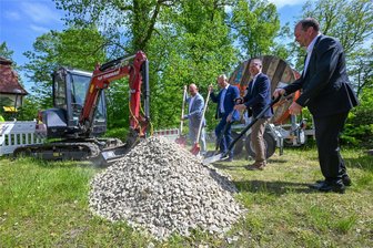 Glasfaser für Limbach-Oberfrohna: Bau startet symbolisch am Schloss Wolkenburg - Callenbergs Bürgermeister Daniel Röthig, Eins-Vorsitzender Roland Warner, Landrat Carsten Michaelis und Limbachs OB Gerd Härtig (von links) beim symbolischen Spatenstich für den Glasfaserausbau auf dem Schloss Wolkenburg.