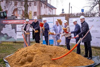 Glasfaser in Mittelsachsen: Ausbau in zwölf Kommunen beginnt - Start für schnelles Internet: Vertreter von Landkreis, Freistaat und Ausbauunternehmen beim symbolischen Spatenstich in Augustusburg.