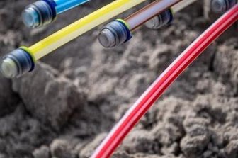 Glasfaser: Wie es in Aue-Bad Schlema läuft - Glasfaserkabel liegen zum Verlegen bereit.