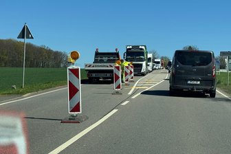Glasfaserausbau bremst Verkehr auf der B 175 in Werdau aus - Am Ortseingang von Werdau staut sich auf der B 175 derzeit der Verkehr an einer Ampel