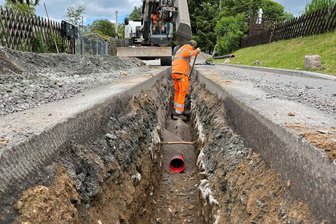 Glasfaserausbau bringt Gornau an die Grenze zur Zahlungsunfähigkeit - Diese Leerrohre für den Glasfaserausbau werden zurzeit auf der Feld- und Talstraße in Gornau verlegt.