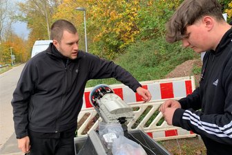 Glasfaserausbau in Mülsen: Nach fast einem Jahr Pause geht es weiter - Die Telekom-Monteure Felix Eisenreich und Nick Meister arbeiteten am Dienstag in der Straße im Oberdorf.