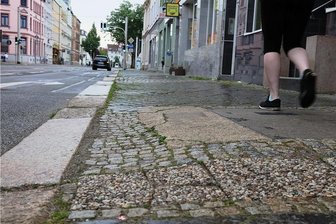 Glasfaserausbau in Zwickau bedroht historische Gehwege - In diesem Zustand wollen die Hausbesitzer ihren Anteil an der Leipziger Straße nicht sehen.